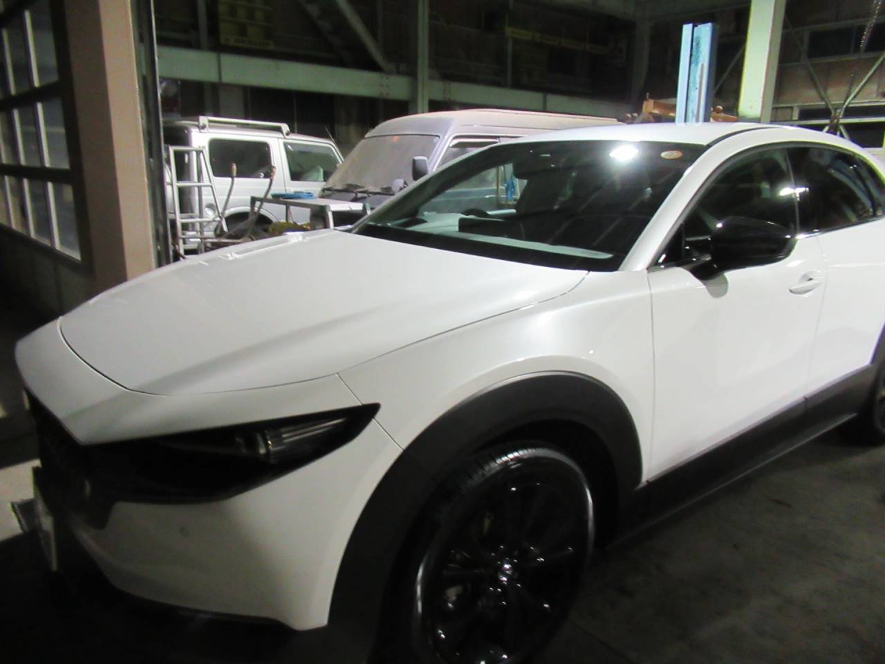 ボディコーティング出張施工　10月　安八町の自動車販売店にて。マツダCX-30